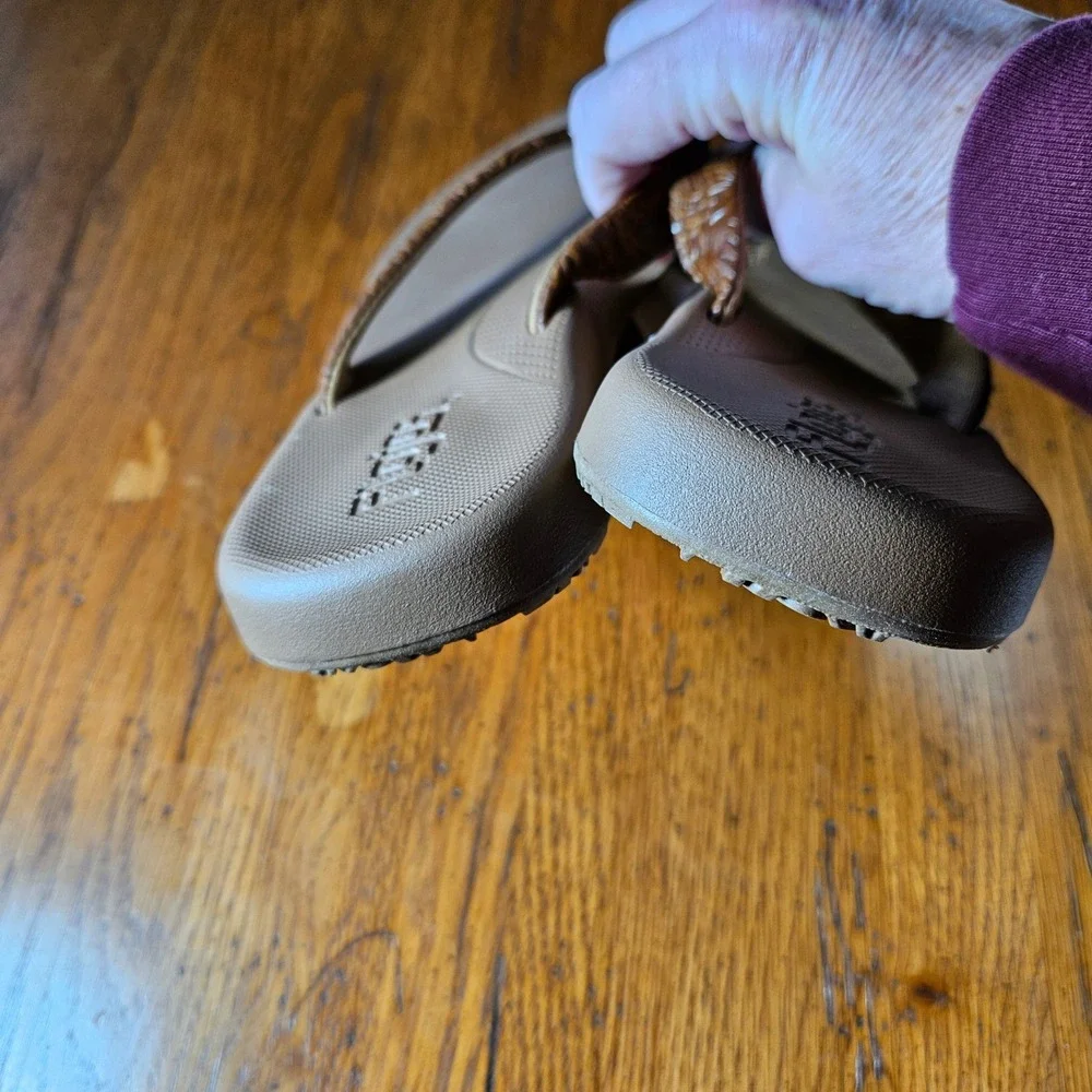 Flojos Rosita Women's Flip Flop Sandals Brown‎ Embossed Floral Thong Size 9